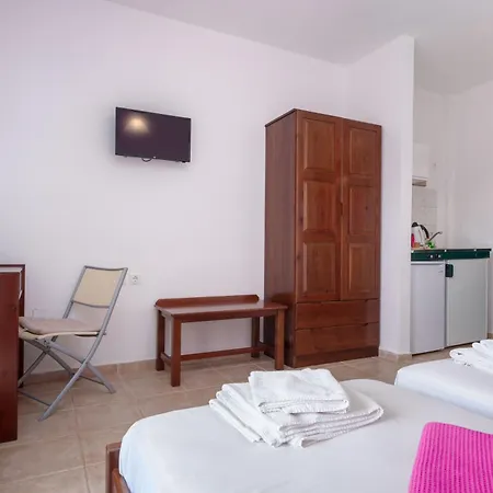Giannatos' Studios Apartment *